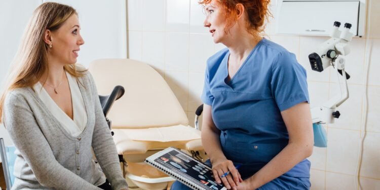 What are the differences in risks of adverse pregnancy outcomes based on the level of pre-pregnancy specialist mental health care?