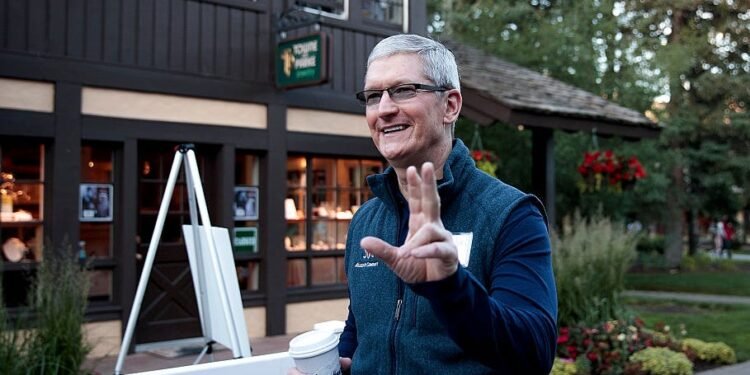 Apple CEO Tim Cook’s Routine: Emails, Meetings, Energy Bars