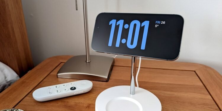 How to Use Your Phone as a Bedside Alarm Clock With StandBy and Bedtime Modes
