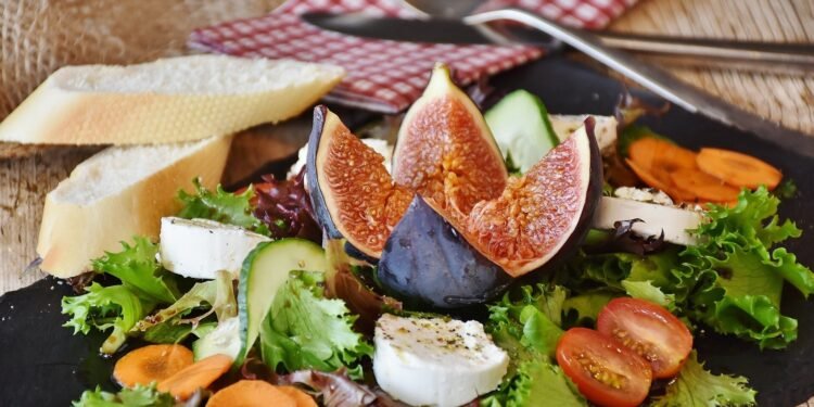 Two-stage process of extraction and classification to identify ingredients in photos of food