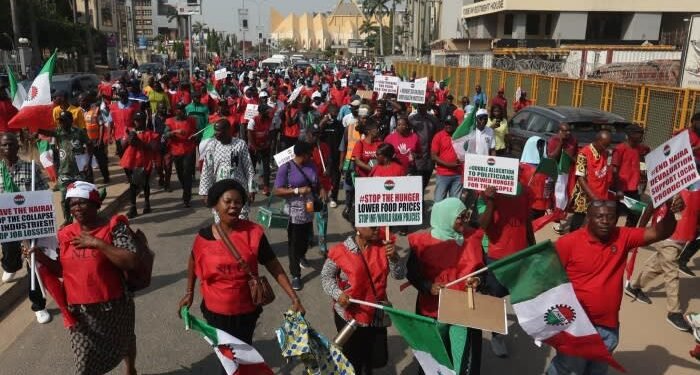 Nigeria hit by wave of food looting as economic crisis deepens