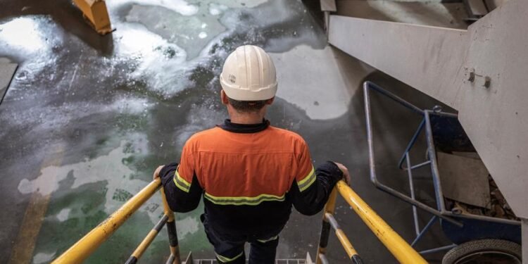 Supply risks set copper on track for first weekly gain in six