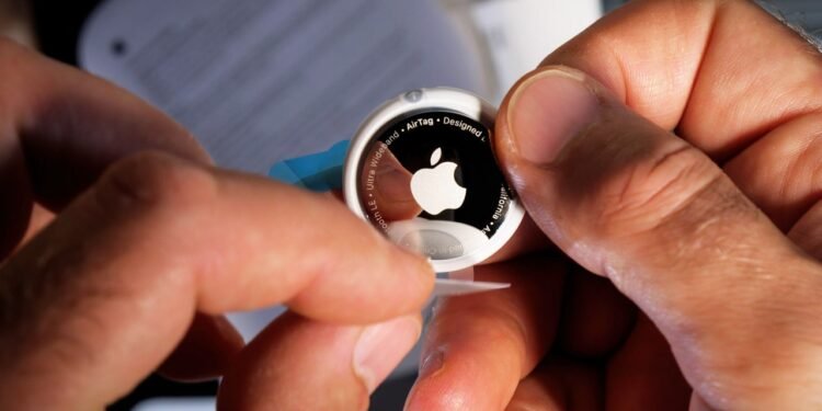How to Remove and Replace Your AirTag’s Battery