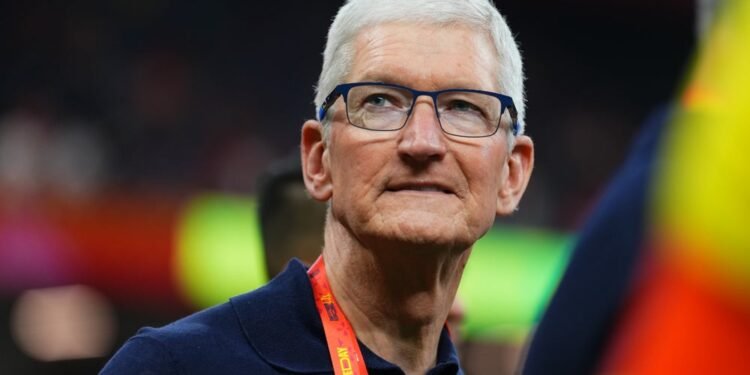 Apple Adding 20K Jobs, Reveals $500 Billion US Spending Plan