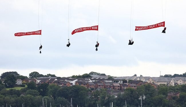 Plastic treaty: Greenpeace activists hang from suspended bridge to stop gas tanker – EnviroNews