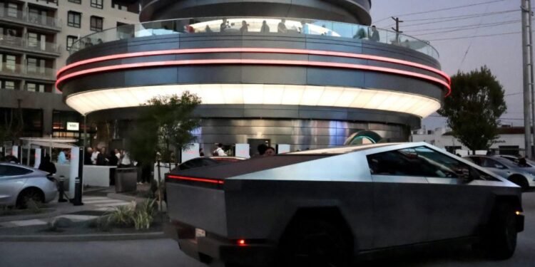 TSLA Eyes $500 as Diner Boosts Revenue Hopes