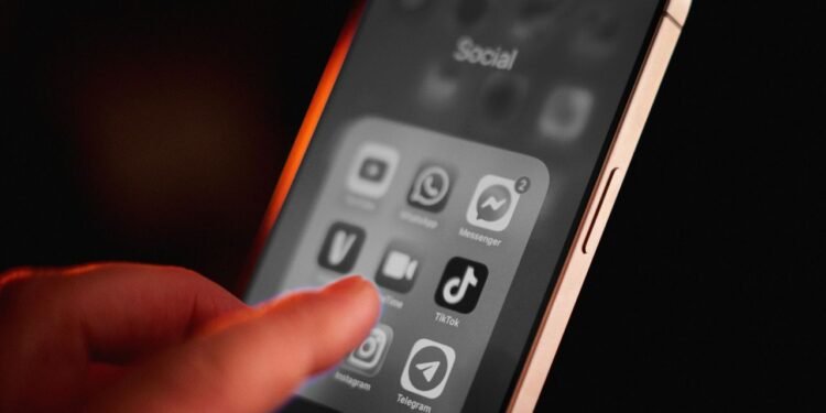 Diminish Distractions by Setting Your iPhone to Gray Scale When You’re Home