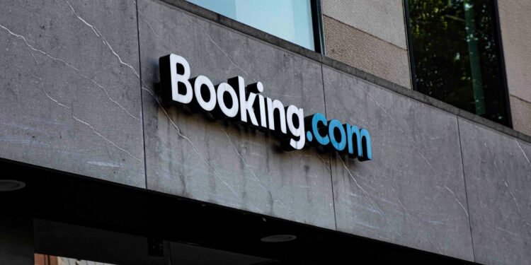 Fighting online fraud with AI