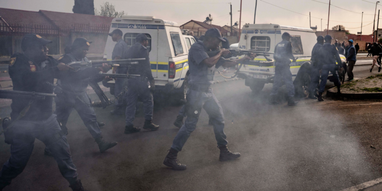 Police Fire Rubber Bullets, Stun Grenades And Tear Gas At Joburg Water Protest
