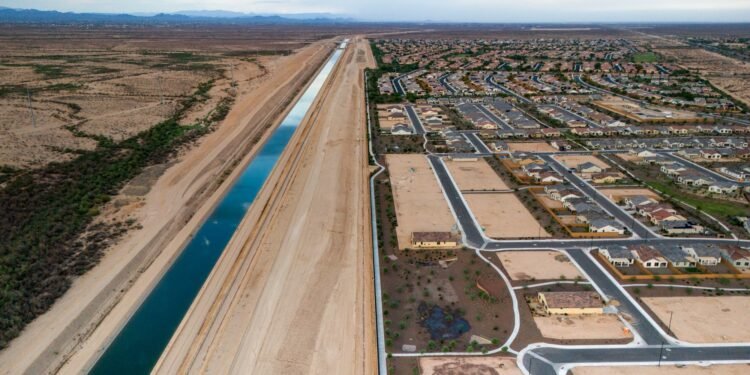 Phoenix subdivision builds move ahead, despite water concerns