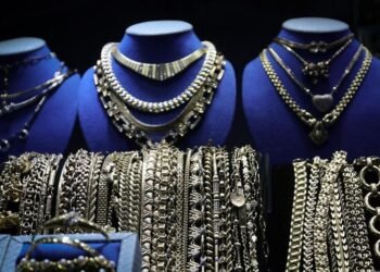 Gold falls 1% on firmer dollar, thin Asia trade