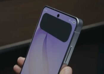 Samsung shows off new display tech that adds a privacy screen to apps and notifications