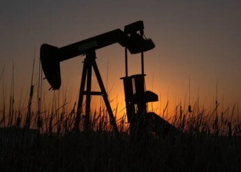 Brent Oil Trades Above $100 as Iran Vows to Keep Hormuz Closed