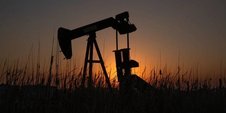 Brent Oil Trades Above $100 as Iran Vows to Keep Hormuz Closed