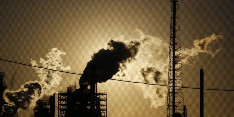 EU Weighs Looser Carbon Rules, State Aid to Cut Energy Costs