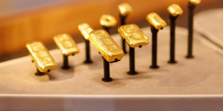 Gold Dips Below $5,000 as High Oil Prices Threaten Fed Rate Path
