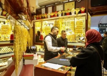 Gold edges up after US payrolls report, but heads for first weekly fall in five