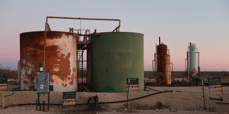 Oil Advances as Iran Targets Gulf Energy Infrastructure