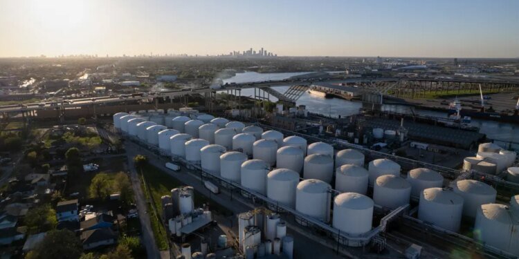 Oil Fluctuates as Traders Gauge Supply Impact of Kharg Attack