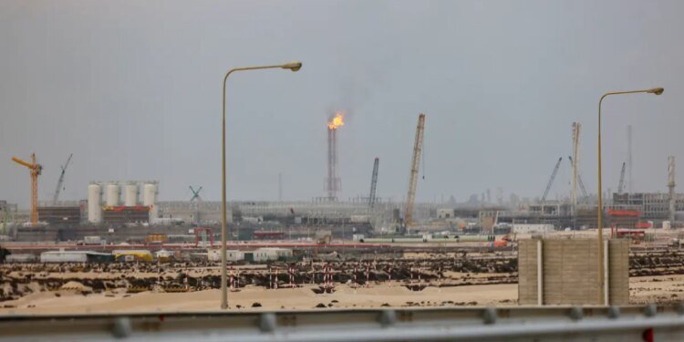 Oil and Gas Prices Jump as Strikes on Gulf Facilities Escalate