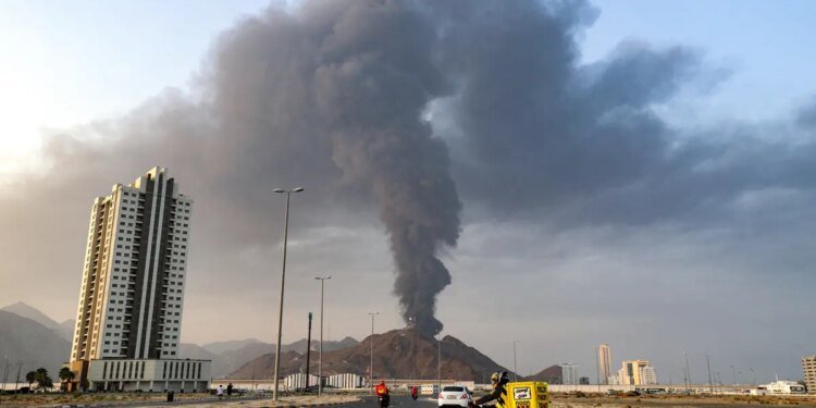 Tankers Shun Fujairah, Freeing Up Oil for Sale at Higher Prices