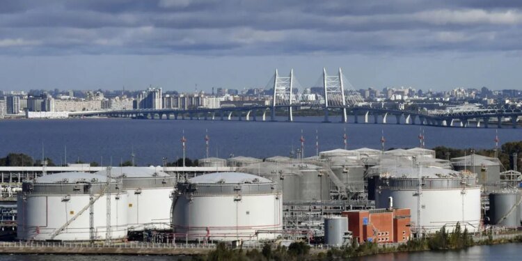 US Treasury Gives Green Light for Sale of More Russian Oil